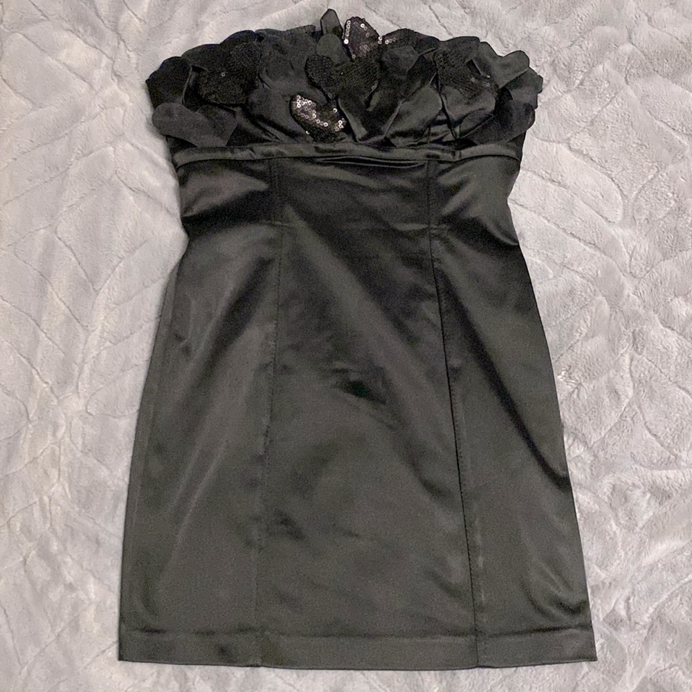 Show stopping little black dress